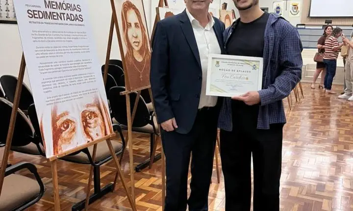 Artista Feu Cardoso recebe homenagem na Câmara de Estância Velha 