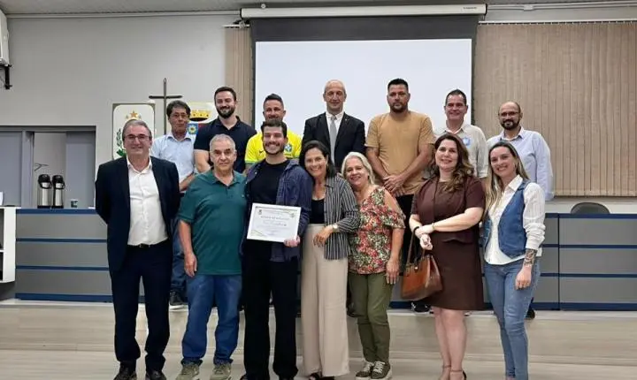 Artista Feu Cardoso recebe homenagem na Câmara de Estância Velha 