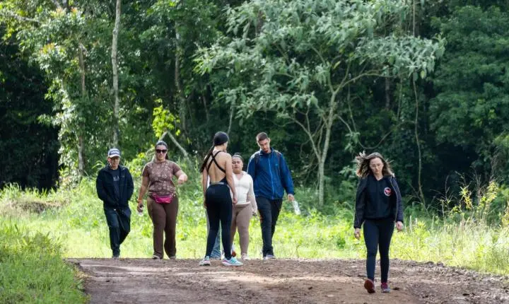 Caminhada Pegadas do Bem arrecada mais de uma tonelada de ração para a Bichinho Carente