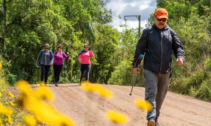 Caminhada Pegadas do Bem arrecada mais de uma tonelada de ração para a Bichinho Carente