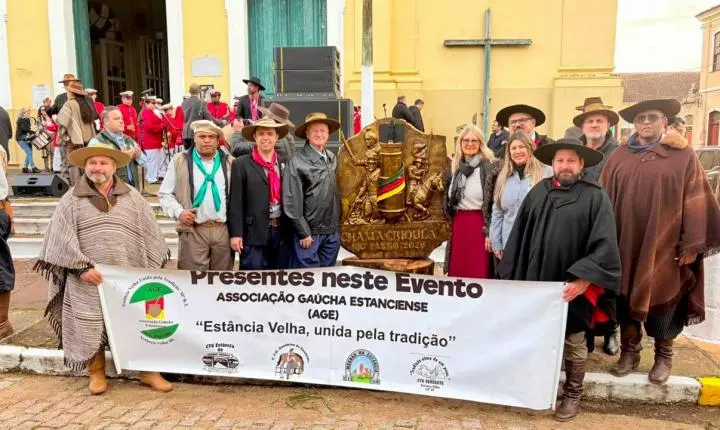 Comitiva de Estância Velha presente na 77ª Geração e Distribuição da Chama Crioula de 2026