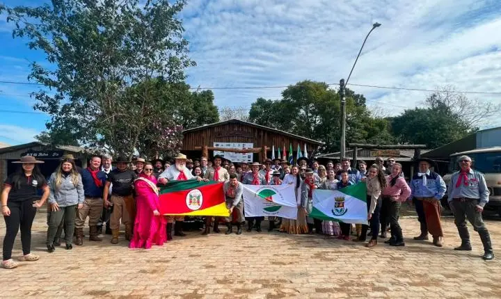 Comitiva de Estância Velha presente na 77ª Geração e Distribuição da Chama Crioula de 2026