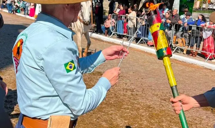 Comitiva de Estância Velha presente na 77ª Geração e Distribuição da Chama Crioula de 2026