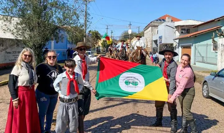Comitiva de Estância Velha presente na 77ª Geração e Distribuição da Chama Crioula de 2026