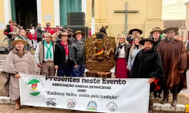 Comitiva de Estância Velha presente na 77ª Geração e Distribuição da Chama Crioula de 2026