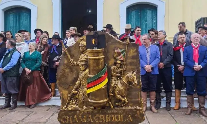 Comitiva de Estância Velha presente na 77ª Geração e Distribuição da Chama Crioula de 2026