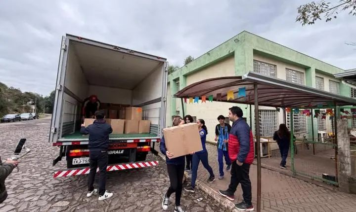Estância Velha entrega novos uniformes escolares da rede.municipal