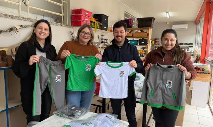 Estância Velha entrega novos uniformes escolares da rede.municipal