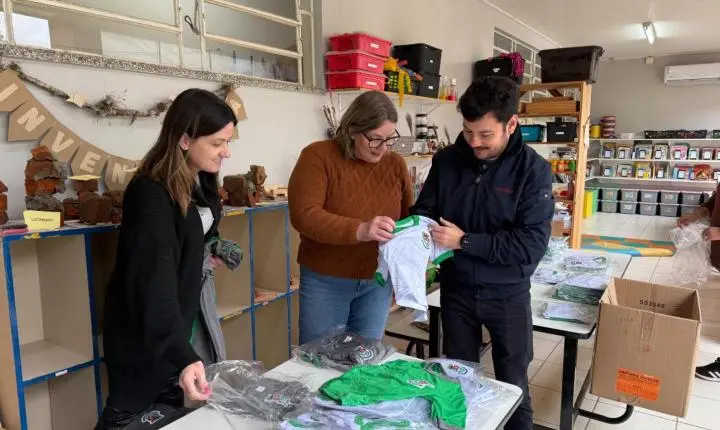 Estância Velha entrega novos uniformes escolares da rede.municipal