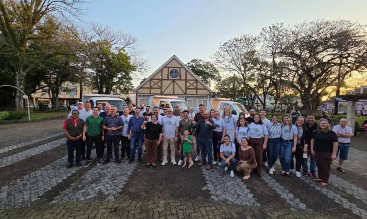 Estância Velha entrega oficialmente três caminhões basculantes com identidade visual do projeto “Cidade das Crianças