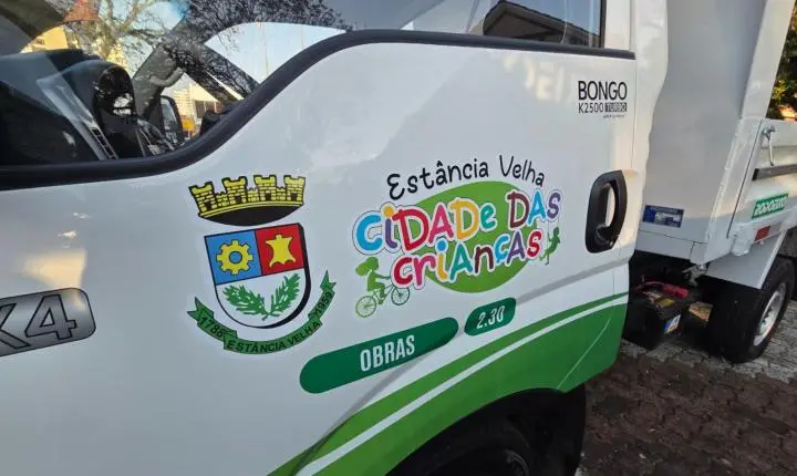 Estância Velha entrega oficialmente três caminhões basculantes com identidade visual do projeto “Cidade das Crianças