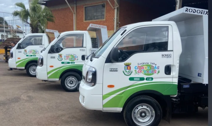 Estância Velha entrega oficialmente três caminhões basculantes com identidade visual do projeto “Cidade das Crianças