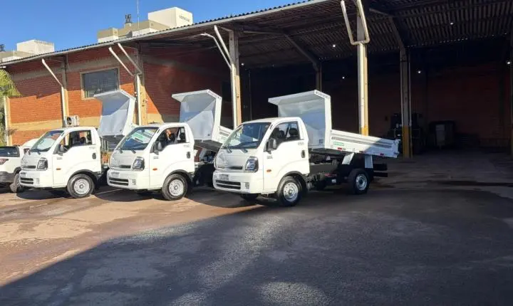 Estância Velha recebe novos veículos e reforça frota das secretarias de Obras e de Meio Ambiente
