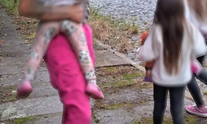 Homem agride companheira na frente das filhas e foge em Estância Velha