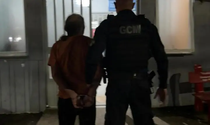 HOMEM DESCUMPRE MEDIDA PROTETIVA E É PRESO PELA GCM DENTRO DO PÁTIO DA RESIDÊNCIA, NO BAIRRO RINCÃO 