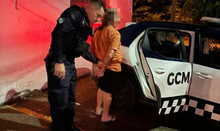 HOMEM DESCUMPRE MEDIDA PROTETIVA E É PRESO PELA GCM DENTRO DO PÁTIO DA RESIDÊNCIA, NO BAIRRO RINCÃO 