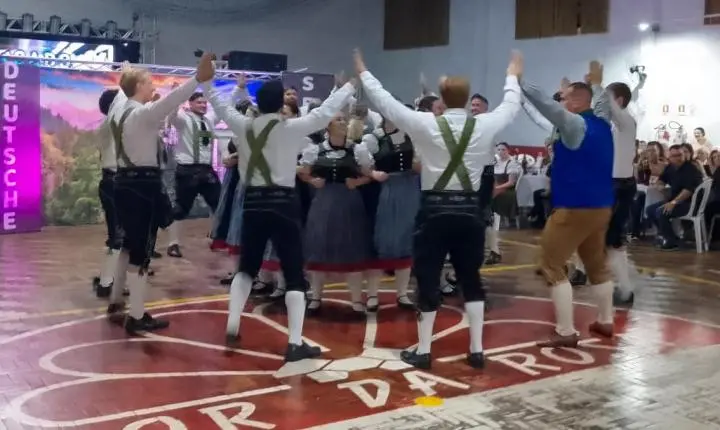 Jantar-Baile de Pre-Kerb do Flor da Rosa é sucesso e inspiração 