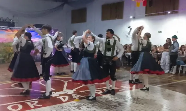 Jantar-Baile de Pre-Kerb do Flor da Rosa é sucesso e inspiração 