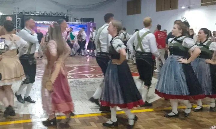 Jantar-Baile de Pre-Kerb do Flor da Rosa é sucesso e inspiração 