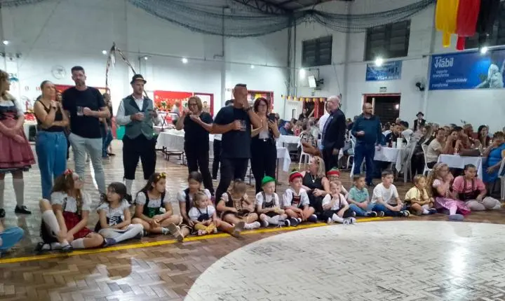 Jantar-Baile de Pre-Kerb do Flor da Rosa é sucesso e inspiração 