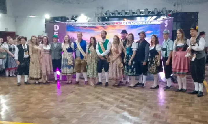 Jantar-Baile de Pre-Kerb do Flor da Rosa é sucesso e inspiração 