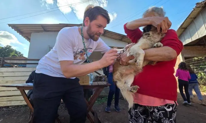 Moradores da Alta Tensão recebem mutirão de vacinação 