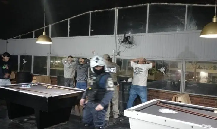 Motorista bêbado e sem CNH foge da Guarda Municipal e causa acidente em Novo Hamburgo