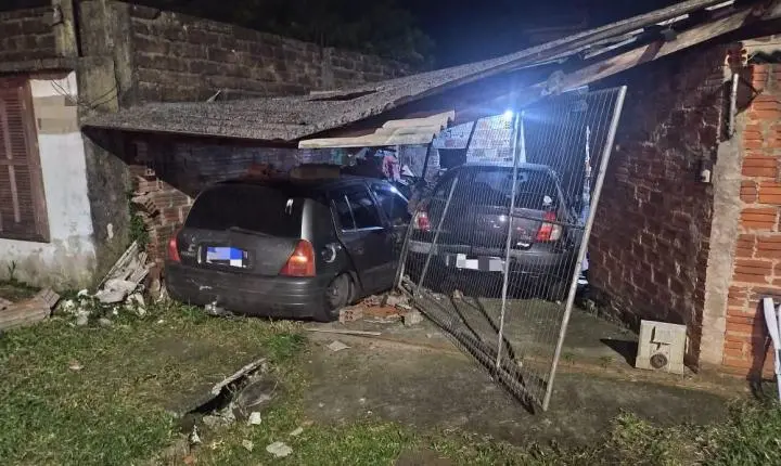 MOTORISTA SEM HABILITAÇÃO PERDE O CONTROLE DE VEÍCULO E ATINGE RESIDÊNCIA EM ESTÂNCIA VELHA