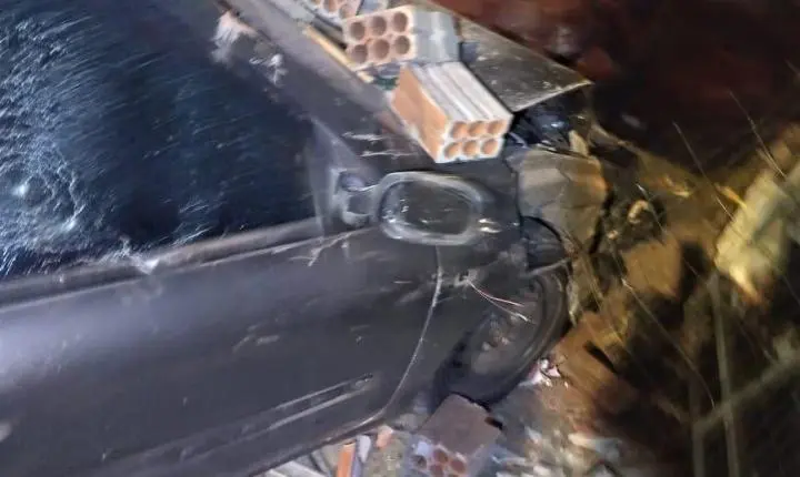 MOTORISTA SEM HABILITAÇÃO PERDE O CONTROLE DE VEÍCULO E ATINGE RESIDÊNCIA EM ESTÂNCIA VELHA