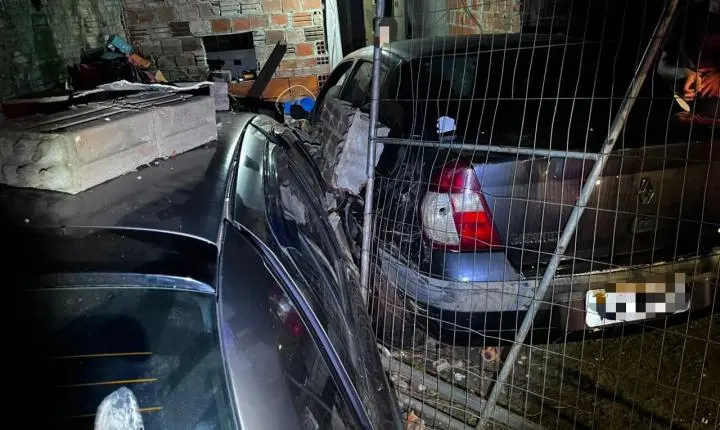 MOTORISTA SEM HABILITAÇÃO PERDE O CONTROLE DE VEÍCULO E ATINGE RESIDÊNCIA EM ESTÂNCIA VELHA