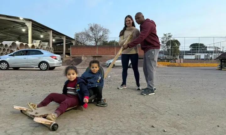 Oficina de carrinho de lomba reúne famílias em noite de integração