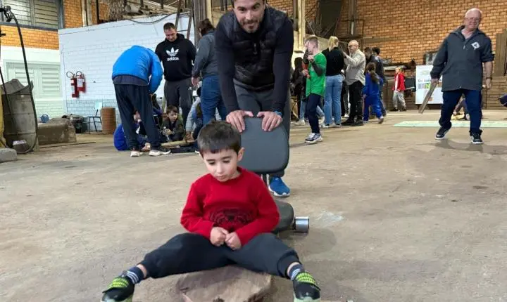 Oficina de carrinho de lomba reúne famílias em noite de integração
