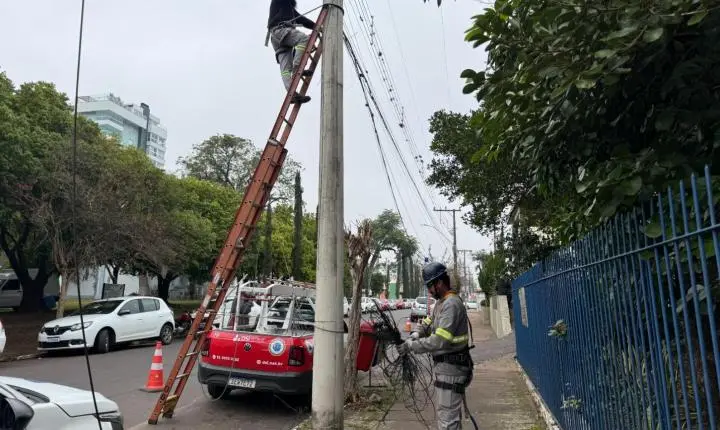 Operação Poste Limpo avança com remoção de fios excedentes em Estância Velha