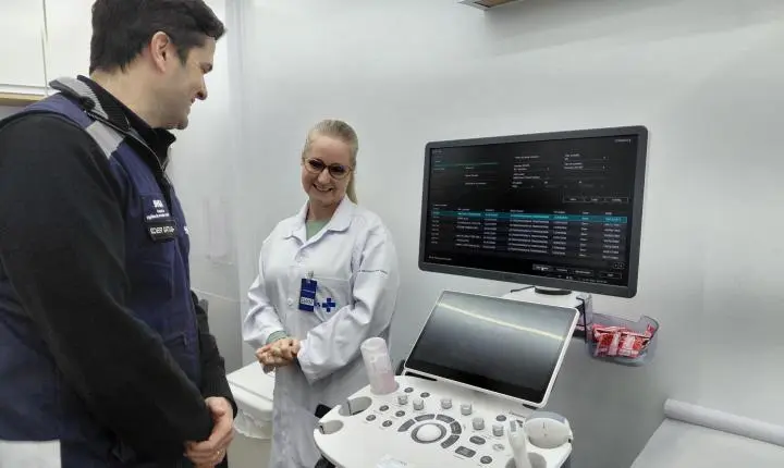 Representante do Ministério da Saúde visita Carreta de Saúde da Mulher em Estância Velha