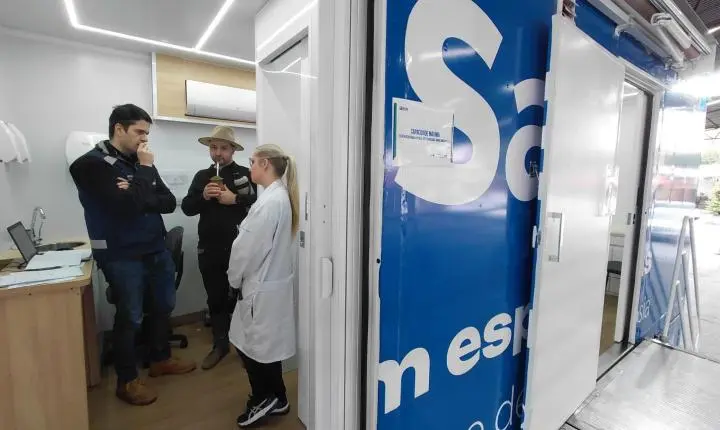 Representante do Ministério da Saúde visita Carreta de Saúde da Mulher em Estância Velha