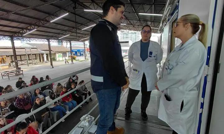 Representante do Ministério da Saúde visita Carreta de Saúde da Mulher em Estância Velha