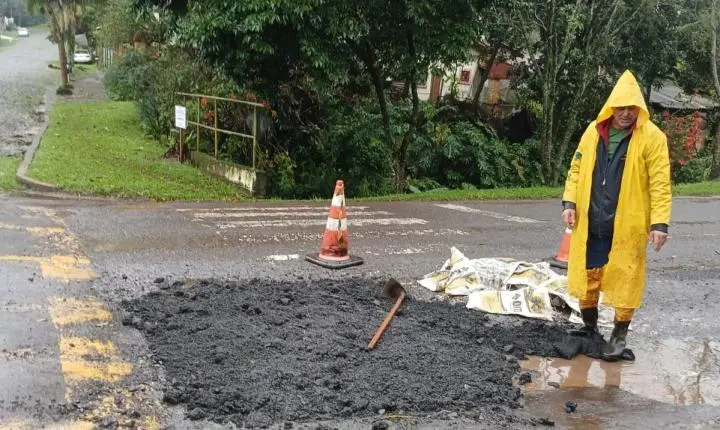 Secretaria de Obras intensifica ações para reparar danos causados pela chuva
