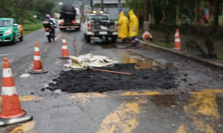 Secretaria de Obras intensifica ações para reparar danos causados pela chuva