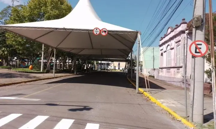 Trecho da Rua Presidente Lucena ficará aberto para carros e motos